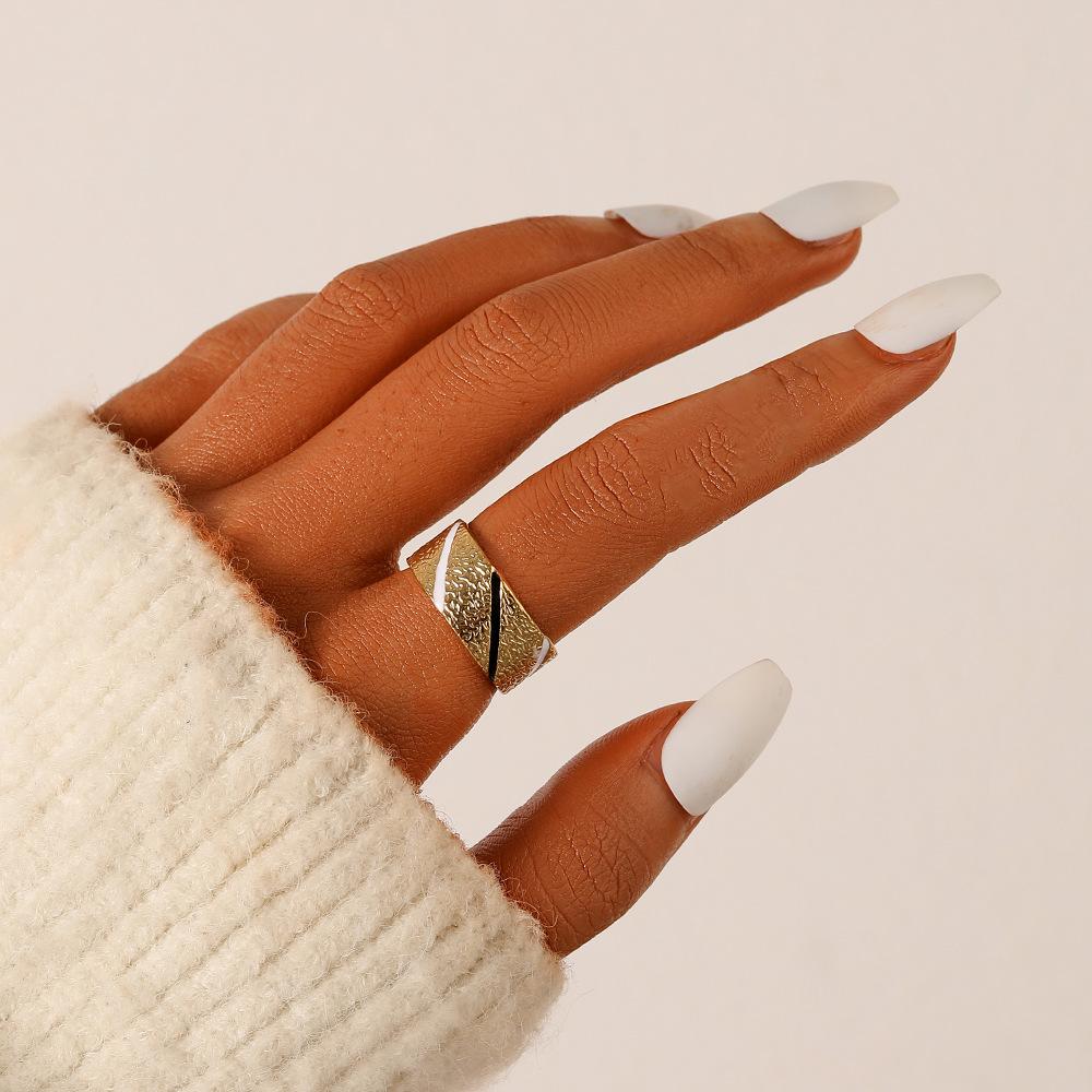 Simple personality retro fashion stainless steel opening black and white twill hammer pattern ring for women