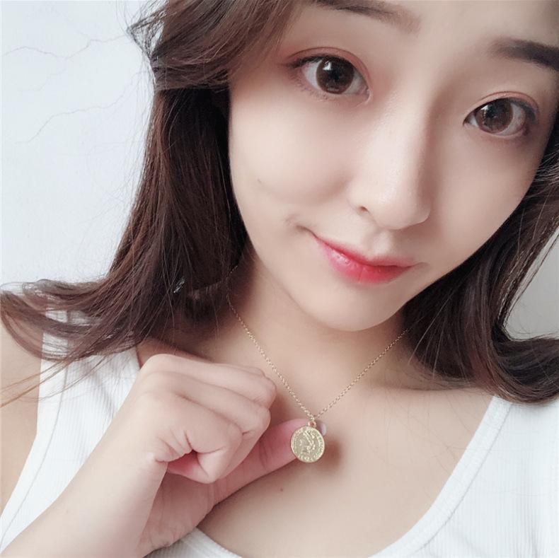 Fun Retro Portrait Gold Coin Necklace Sweater Chain Temperament Simple Design Sense Street Clavicle Chain Female