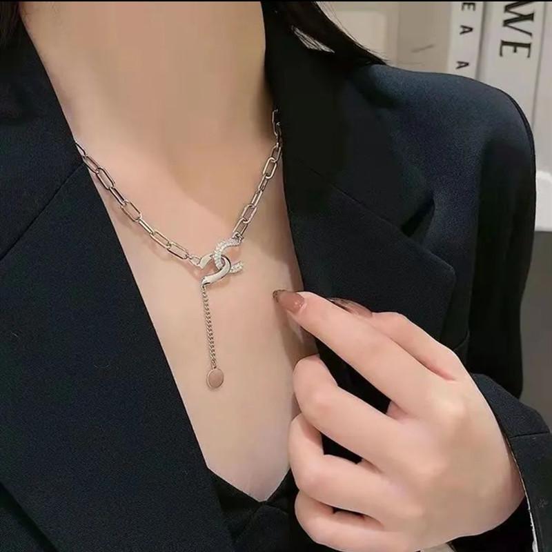The same autumn and winter all-match cross sweater chain female niche light luxury ins titanium steel adjustable double C necklace