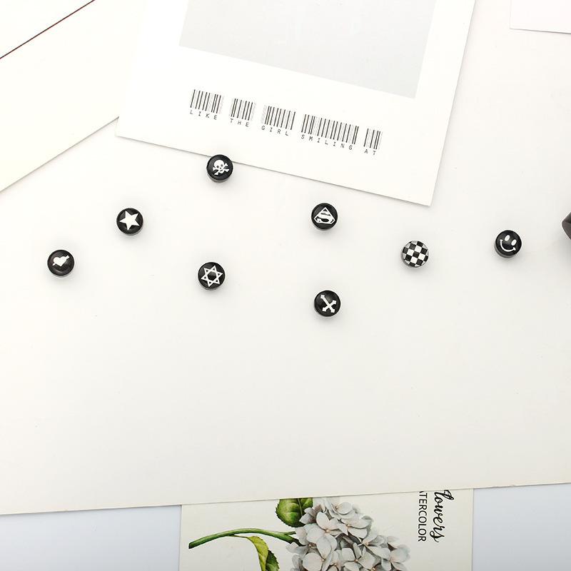 Ins retro design sense earrings creative round five-pointed star skull magnet earrings trendy ear accessories