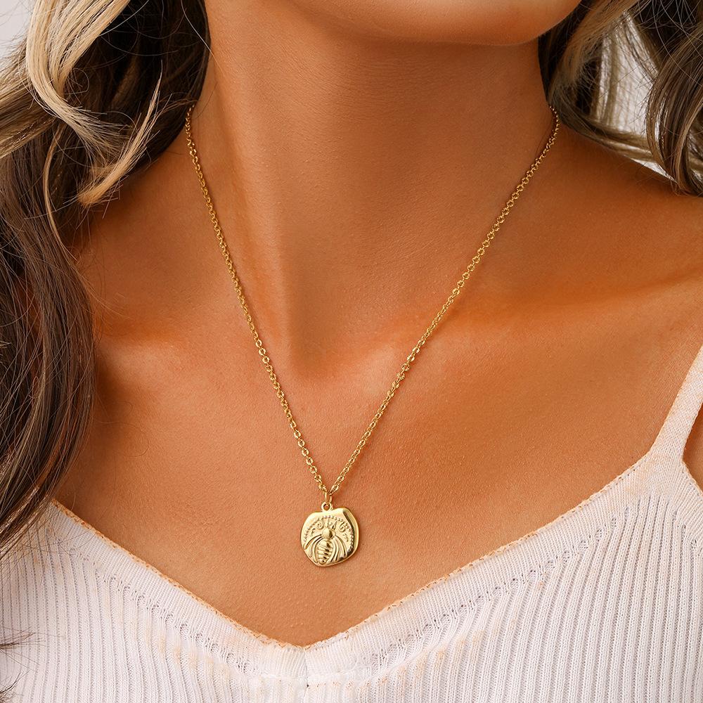 Fashion personality versatile simple stainless steel gold retro coin bee short necklace clavicle chain necklace