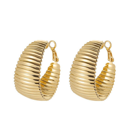 Autumn and winter retro metal exaggerated C-shaped earrings creative gear pattern C-shaped hip-hop ladies earrings