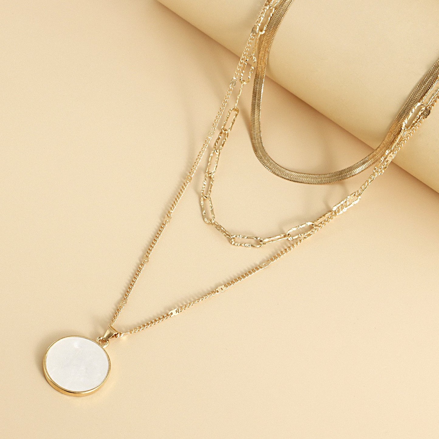 Jewelry trend multi-layer flat snake chain imitation mother-of-pearl pendant necklace female niche high-end necklace light luxury