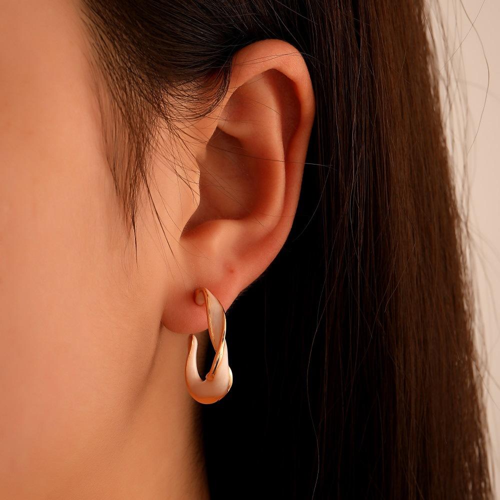 Dongdaemun Niche Oil Drip Spiral Earrings Net Red Temperament Versatile C-shaped Earrings High-end French Earrings